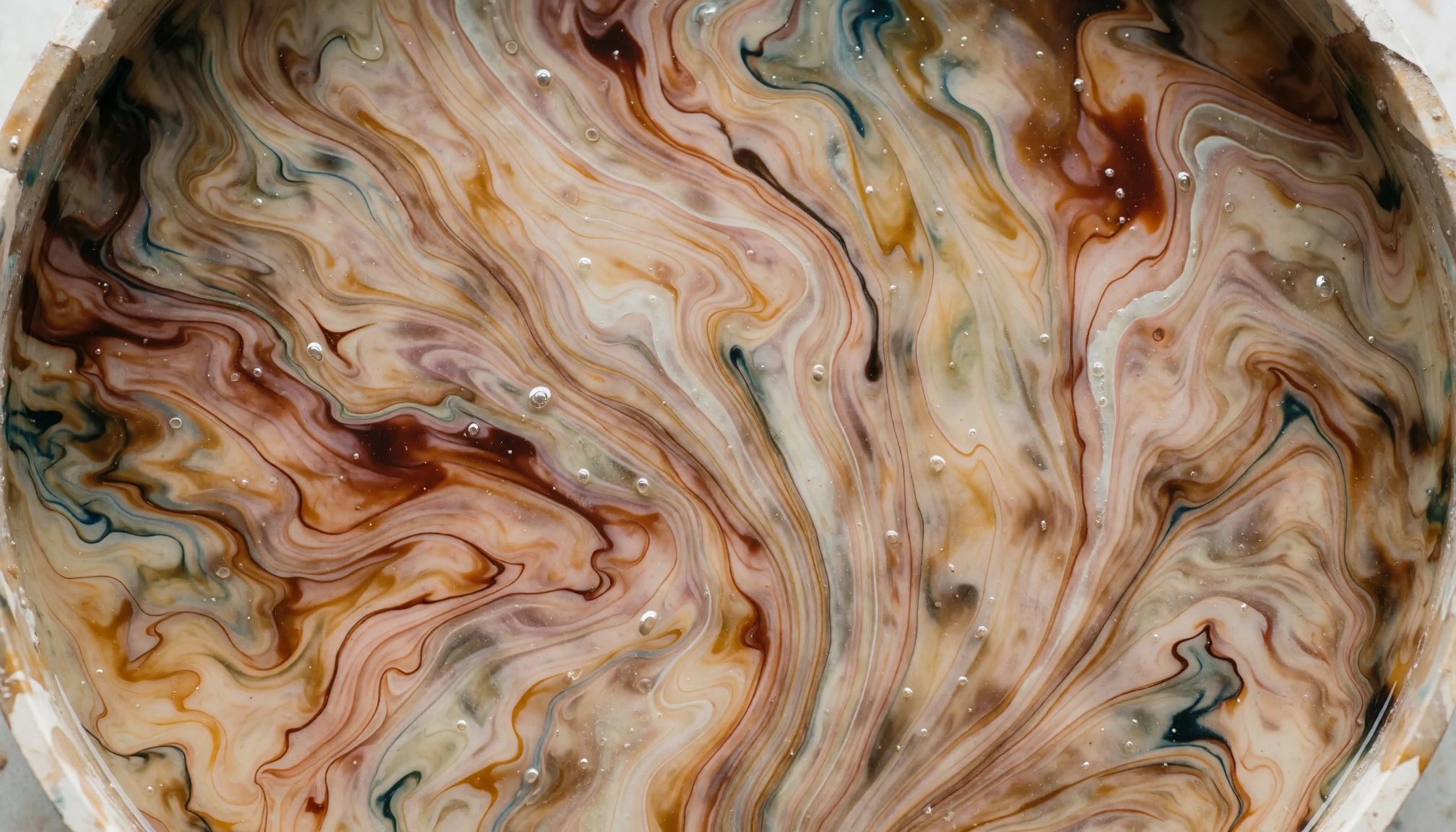 Pigments pour résine époxy : choisir les couleurs sans surcharger la décoration